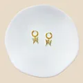 Nahaufnahme von goldenen Schmetterling-Ohrringen mit weißen Kristallen auf weißem Display - Symmetrischer Schmetterling Zirkonia Stil (#27)