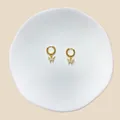 Detailansicht goldener Creolen mit funkelnden Schmetterlingsanhängern auf Keramikschale - Pave Anhänger Schmetterling Stil (#28)