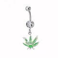 Dettaglio macro del piercing all'ombelico in argento con foglia di cannabis verde - Stile Foglia Verde