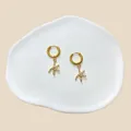 Goldene Creolen mit einem strukturierten Seestern-Anhänger und rosa Zirkonstein - Seestern Stil (#3)