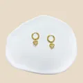 Elegante goldene Creolen mit funkelndem Herzanhänger und Zirkonia-Mittelstein - Einzelzirkonia Herz Stil (#5)