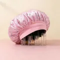 Detalle del gorro de dormir de satén rosa con estampado de hojas y banda elástica - Flor Rosa