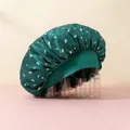 Detalle del gorro de dormir de satén verde oscuro con estampado de cerezas y banda ancha - Verde Oscuro Cereza
