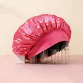 Detalle del gorro de dormir de satén rosa con estampado de cerezas y banda elástica ancha - Cereza Rosa Rojo