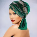Detail eines dunkelgrünen Samt-Turbans mit aufwendigem Strass-Paisley-Muster - Dunkelgrün