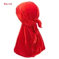 Roter Samt Durag mit langem Band für Wellenfrisuren in der Rückansicht am Model - Einheitsgröße / Rot