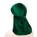 Durag in velluto verde scuro con lacci lunghi, vista posteriore su un manichino - Regolabile / Verde
