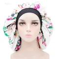 Gorro de dormir de satén blanco con flores y banda elástica negra para cuidado capilar - Talla única / Blanco