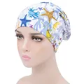 Bonnet turban imprimé marin avec crabes bleus et créatures marines sur fond blanc - Imprimé Vie Marine (YH-1)