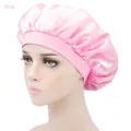 Bonnet de nuit en satin rose pour femmes avec bande élastique sur tête de mannequin - Taille unique / Rose