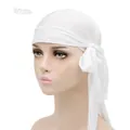 Seidiger weißer Durag mit langen Bändern auf einer Schaufensterpuppe, Premium-Satin-Textur - Einheitsgröße / Weiß