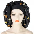 Extra große Satin-Schlafhaube in Schwarz mit Schmetterlingsdruck und breitem Band - Schwarz