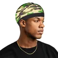 Durag de camuflaje sedoso con banda elástica negra ancha mostrado en un modelo - Verde