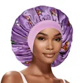Gros plan d'un bonnet de nuit en satin avec imprimé papillon coloré et bandeau rose élastique - Mauve Clair