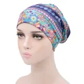 Bonnet en coton imprimé cachemire avec doublure en satin sur tête de mannequin - Paisley Ethnique (YH-13)