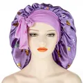 Lila Satin-Schlafmütze mit bunten Schmetterlingen und breitem elastischem Stirnband - Hellviolett