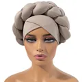 Turbante in seta di latte beige scuro con design a treccia incrociata stile bohémien - Regolabile / Grigio chiaro
