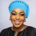 Dettaglio del turbante azzurro con parte superiore intrecciata e perline abbinate - Celeste