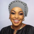 Dettaglio di turbante grigio intrecciato con perle bianche e trama elegante - Grigio