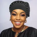 Dettaglio del turbante nero intrecciato con perle grigie e trama in maglia - Nero