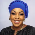 Dettaglio di un turbante blu reale con elegante design intrecciato e perline abbinate - Blu Zaffiro / Taglia unica