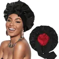 Détail du bonnet de nuit en satin double couche avec grand nœud et doublure rouge - Taille unique / Noir + Rouge