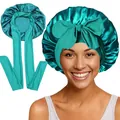 Gros plan détaillé du bonnet en satin bleu sarcelle avec texture soyeuse et nœud - Couture Intérieure / Bleu Aqua