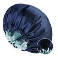Detalle de la correa elástica ajustable en el gorro de dormir de satén de doble capa - Azul Profundo/Azul Claro