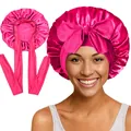 Détail du bonnet en satin rose avec de larges rubans et un grand nœud ajustable - Couture Intérieure / Rose rouge