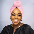 Dettaglio del turbante rosa con nodo a ciambella e trama morbida in maglia elastica - Taglia unica / Rosa