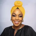 Dettaglio del turbante giallo con tessuto testurizzato e design del nodo a spirale - Taglia unica / Giallo