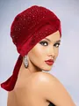 Detail des roten Samt-Turbans mit funkelnden Strasssteinen und elegantem Fall-Design - Einheitsgröße / Rot