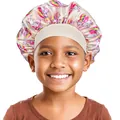 Nahaufnahme der Kinder-Schlafhaube aus Satin mit bunten Einhorn- und Regenbogenmustern - Beige
