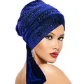 Detailansicht eines dunkelblauen Samt-Turbans mit schimmernden silbernen Strasssteinen - Einheitsgröße / Saphirblau