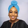 Dettaglio del turbante azzurro con un grande design a chignon per le donne - Taglia unica / Azzurro