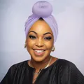 Dettaglio del turbante lavanda con design a nodo donut indossato da una modella - Taglia unica / Viola Chiaro