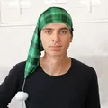 Dettaglio del berretto da notte lungo a quadri verdi con pompon bianco indossato da uomo - Regolabile / Strisce verdi