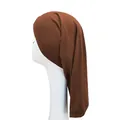 Detail van de donkerbruine elastische onderkap-hijab voor heren van rekbare melkzijden stof - koffiekleur