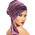 Detail eines lila Samt-Turbans mit funkelnden Strasssteinen und weichen Falten - Einheitsgröße / Hellviolett