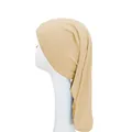 Zijaanzicht van de elastische huidkleurige milk silk onderkap op een mannequin hoofd - Beige