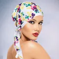 Detailopname van damesbandana met kleurrijke klaverprint en striksluiting aan de kant - Regenboog Bloemen