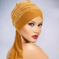 Gouden fluwelen tulband voor dames met elegant kruisgeplooid ontwerp en lange linten - Gembergeel