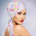 Detailopname van de levendige bloemenprint op een lichte outdoor hoofddoek voor dames - Roze Kleine Bloemenprint