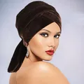 Dettaglio della trama del turbante in velluto marrone con elegante nodo incrociato - Caffè
