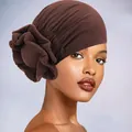Dettaglio di turbante marrone scuro con grande fiore laterale e trama pieghettata - Taglia unica / caffè