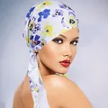 Detail van zachte bloemenprint op een ademende polyester hoofddoek voor dames - Blauwe Ditsy Bloemen
