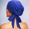 Détail du turban en satin bleu roi montrant la texture plissée et le nœud papillon arrière - Bleu royal