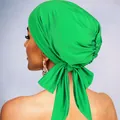 Gros plan du turban élastique vert avec des plis détaillés et un design de nœud décoratif - Vert Herbe