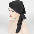 Dettaglio del tessuto a costine elasticizzato e design a incrocio del turbante nero - Taglia unica / Nero