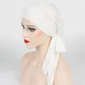 Vista laterale del turbante bianco incrociato con trama a coste elastica e lacci lunghi - Taglia unica / Bianco